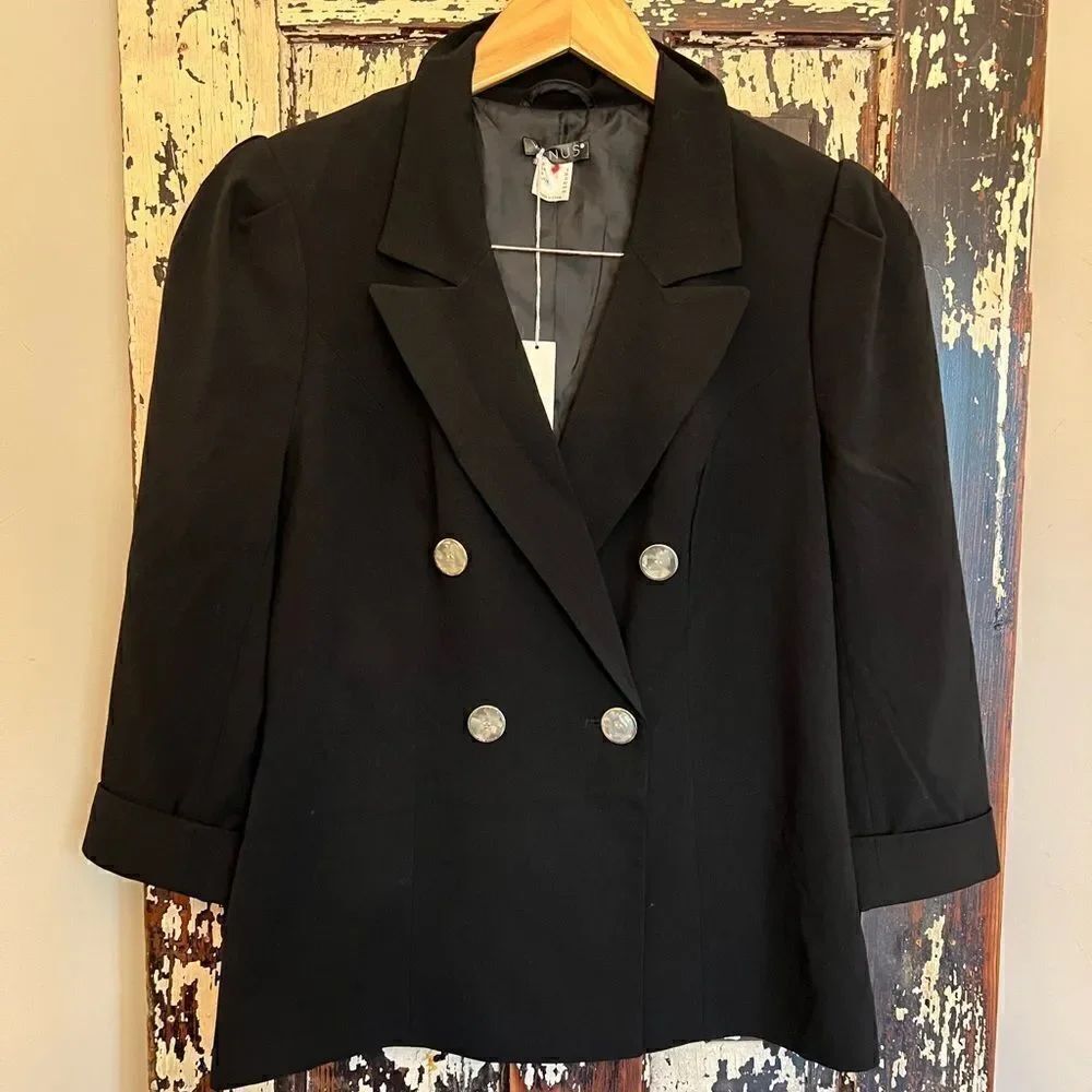 NWOT women’s Venus double breasted blazer w mother of Pearl accent buttons. 6